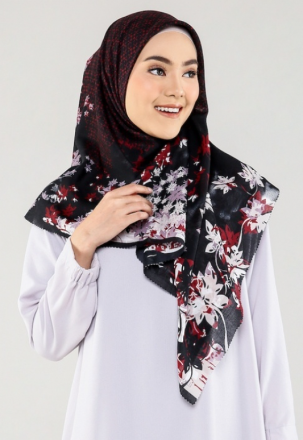 Hijab syal dengan motif floral yang anggun